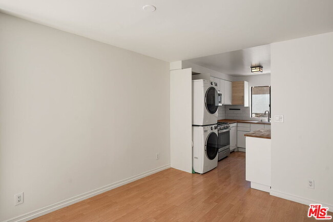 Building Photo - 1805 S Barrington Ave