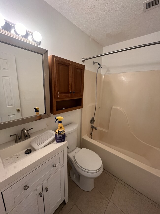 Building Photo - 409 N Main St