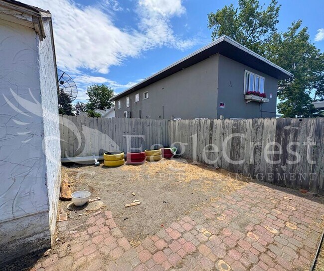 Building Photo - Charming 2-Bedroom Home with Modern Finishes & Open Yard