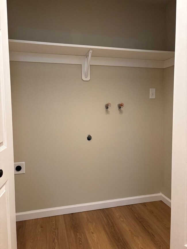 Building Photo - Located in a Desirable Area in Wilsonville 2 Bedroom Unit in a 4 Plex