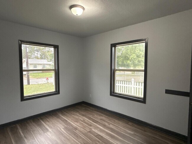 Building Photo - 2318 W 33rd St S