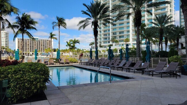 Building Photo - Seasonal/short term 3/2 renovated Ritz Carlton beauty with long water views
