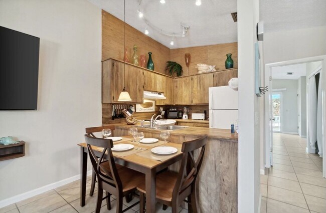 Building Photo - 5807 Sunset Ave