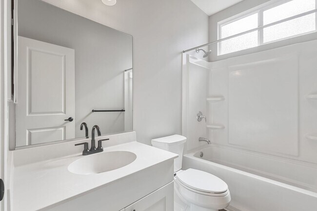 Building Photo - Bright 4-Bedroom Pet-Friendly Golf-Course ...