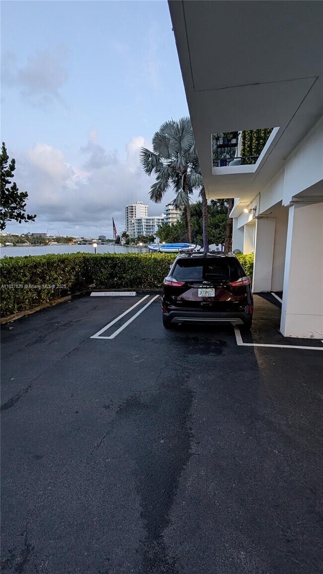 Building Photo - 10101 E Bay Harbor Dr