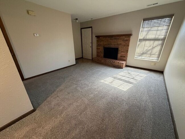 Building Photo - Townhome with a Bedroom Balcony Overlooking Lake Tapawingo