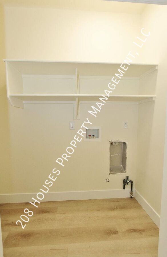 Building Photo - Immaculate Main-Level Apartment *75% Off F...