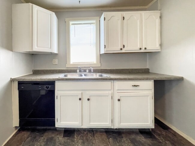 Building Photo - PRELEASING for AUGUST! Close to Campus