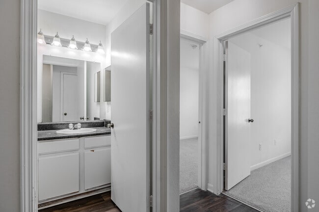 3BR, 2BA - 1344SF - Hallway - Greens at Stonecreek