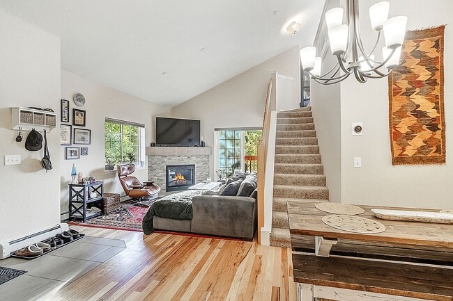 Building Photo - Updated 3bed/3bath! 1 car garage! Heat inc...