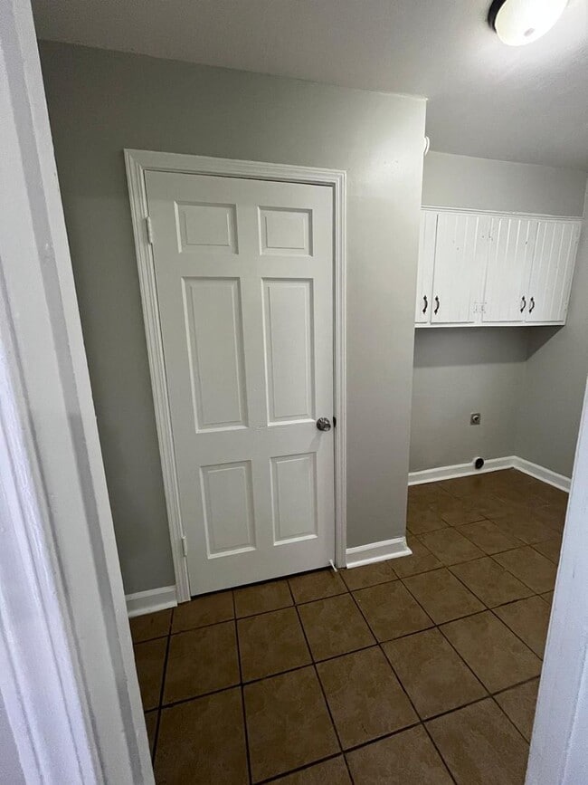 Building Photo - Picturesque Home Worth Checking Out