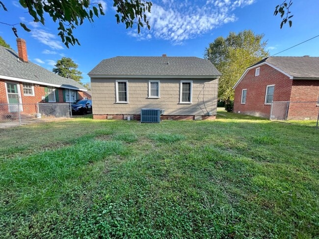 Building Photo - 905 Maple St