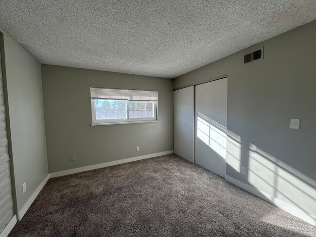 Building Photo - 3 Bedroom 2 Bathroom Condo Near Leetsdale ...