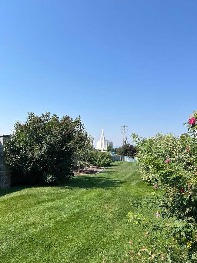 Building Photo - Stunning 5 bed 3.5 bath twin-home on the R...