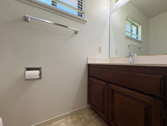 Building Photo - Spacious 4 Bedroom Home in Quiet Galt Neighborhood