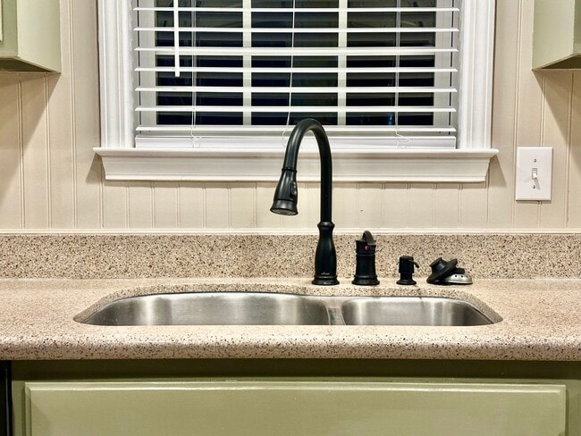 Building Photo - Spacious 3BD/2BA Home in Oak Park | Screened Porch | Large Backyard | 2-Car Garage