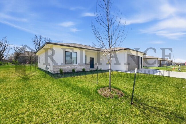 Building Photo - 725 Elmwood St