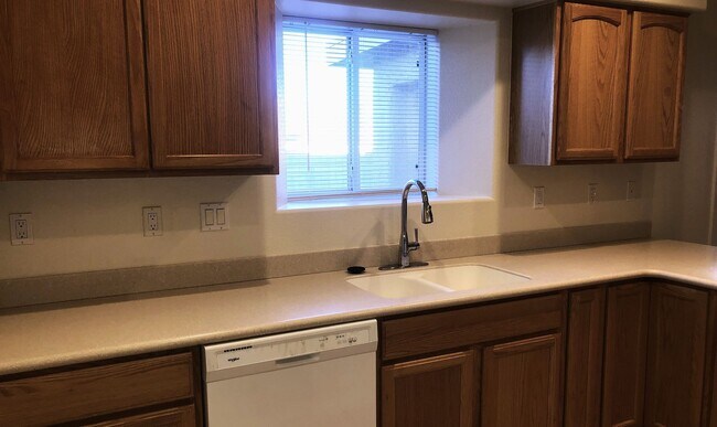 Building Photo - 3+2 Stylish and comfortable place to call home!