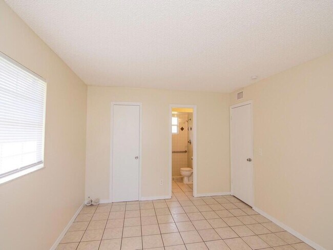Building Photo - 1190 SE Puritan Ln