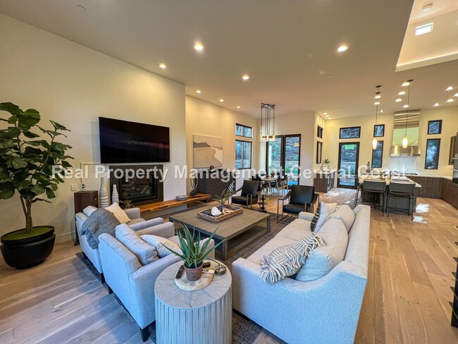 Building Photo - AVAILABLE JANUARY - Fully Furnished Modern...