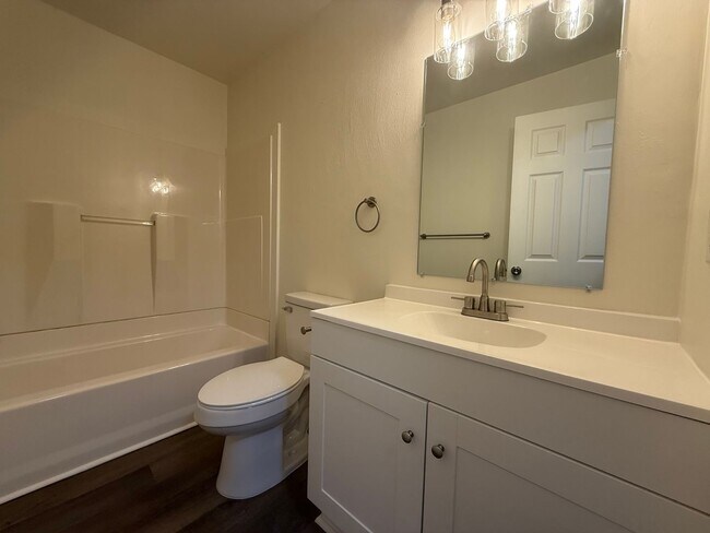 Building Photo - 2 Bedroom 1.5 Bath Apartment located in Jo...