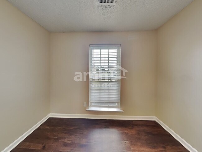 Building Photo - 6 Semmelrock Dr