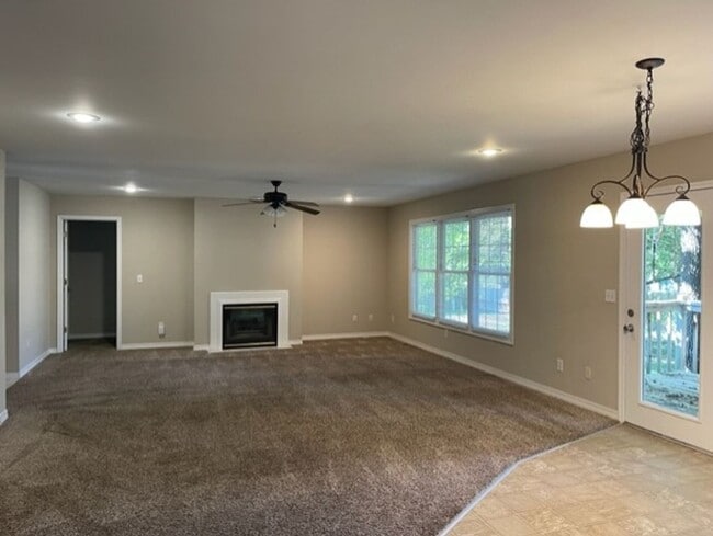 Building Photo - Southeast Home, Glendale Schools!