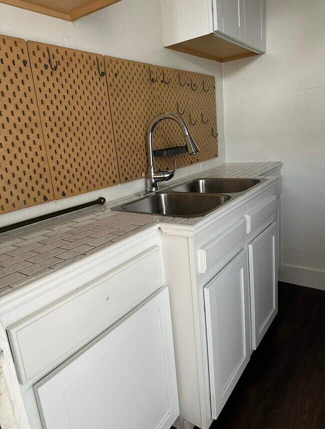 Kitchen - 1302 W Bell St