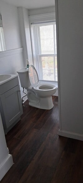 Building Photo - 204 Main St