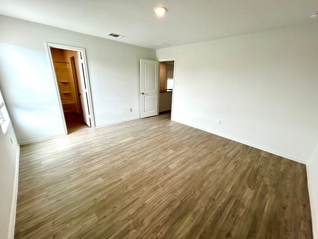 Building Photo - **APPLICATION RECEIVED** **MOVE-IN SPECIAL...