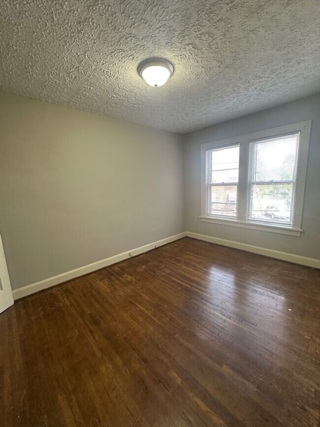 Building Photo - Large Grandview 1 Bedroom.