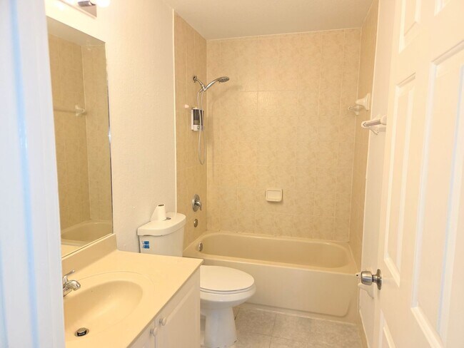 Building Photo - 3 Bedroom / 3 Bathroom Townhouse in Keys Cove Gated Community