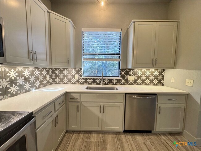 Building Photo - 290 Hugo Rd