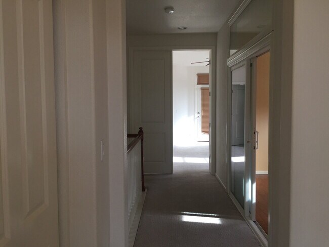 Building Photo - "Spacious 3-Bed, 3-Bath Townhouse with Gra...