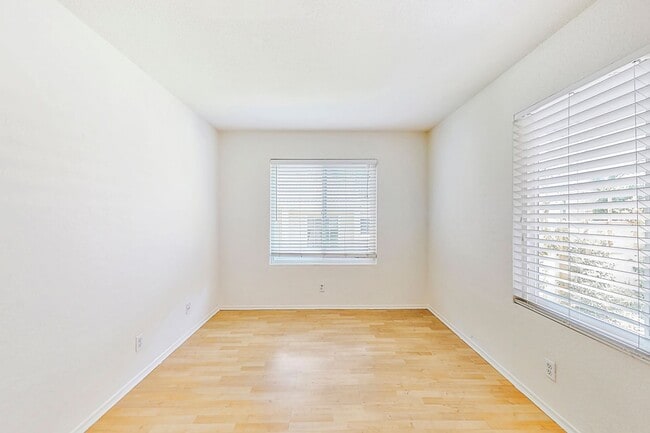Building Photo - Rare Shorecliff Villas for rent.  2 bd / 2...