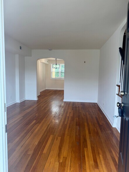 Building Photo - 1548 Aldeney Ave