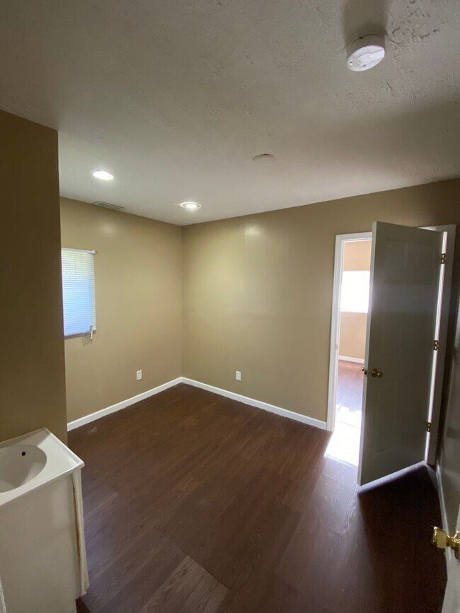 Building Photo - 4420 N 48th St