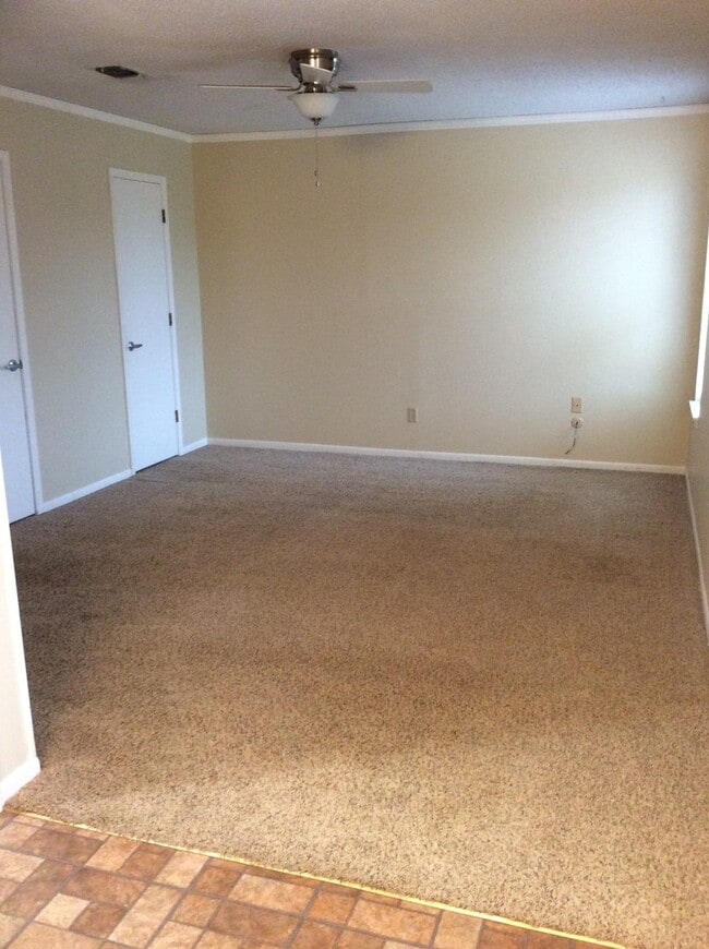 Building Photo - Single-Family Home: 3 bed, 2 bath
