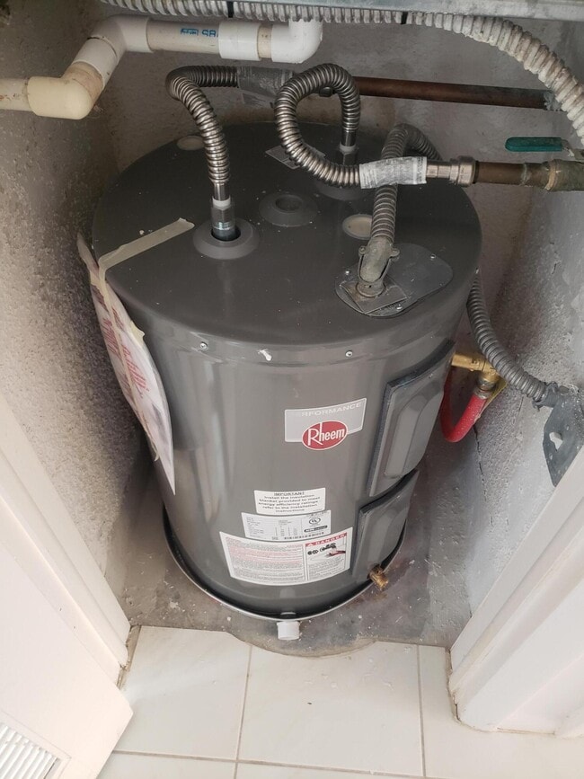 Building Photo - 688 Burgundy L