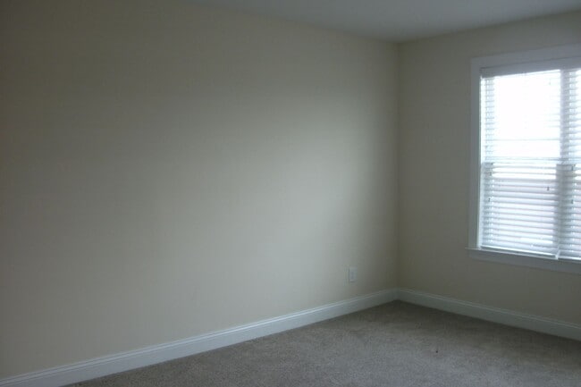 Building Photo - Freshly Painted Large Townhome