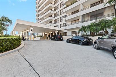 Building Photo - 2500 Parkview Dr