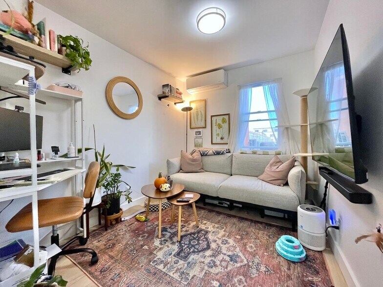 Building Photo - 379 Monmouth St