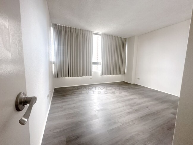 Building Photo - 2499 Kapiolani Blvd