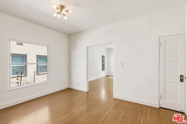 Building Photo - 3429 Edgehill Dr