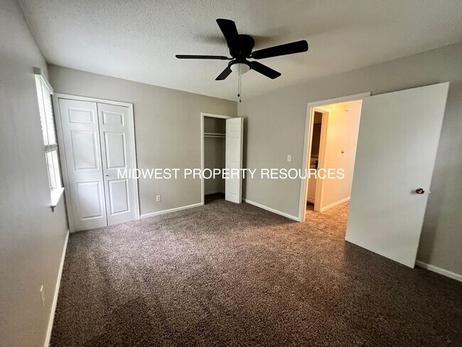 Building Photo - Stunning 1 Bedroom Apartment w/ Covered Pa...