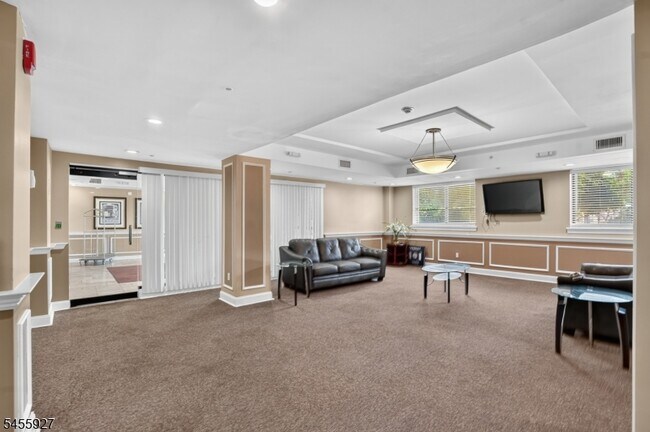 Building Photo - 60 Parkway Dr