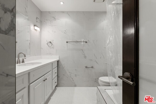 Building Photo - 1121 N Olive Dr