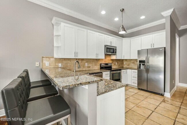 Building Photo - 137 3rd St S