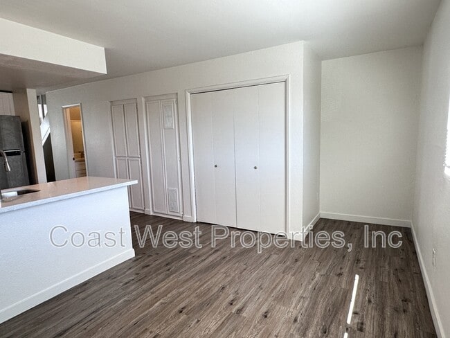 Building Photo - 1156 Cypress Ave