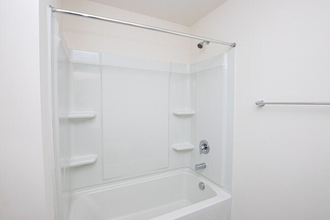 Building Photo - BEAUTIFUL 2 Bedroom Townhome in MIDLAND - Move in Special